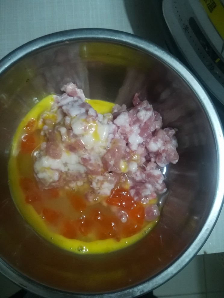 咸蛋肉饼,把鸡蛋咸蛋拌到肉里面，打均匀