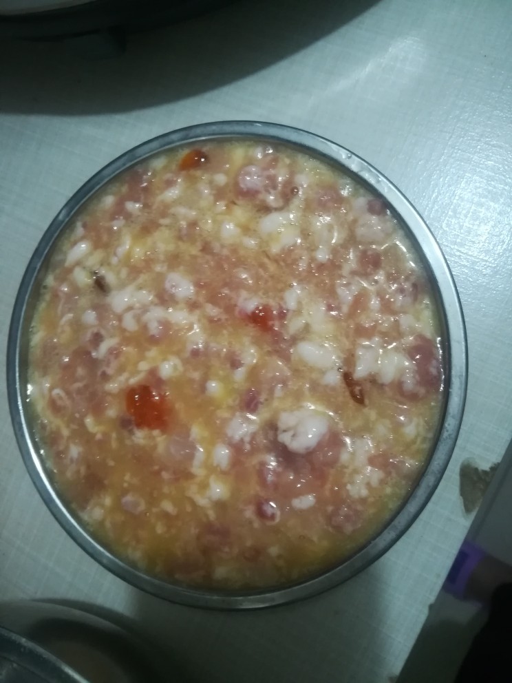 咸蛋肉饼,倒到碟子里，碟子可以刷点油因为真的很粘，放到饭面蒸