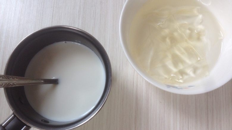 芒果牛奶布丁,加入提前用冰水浸泡过的6克吉利丁片,搅拌融化。