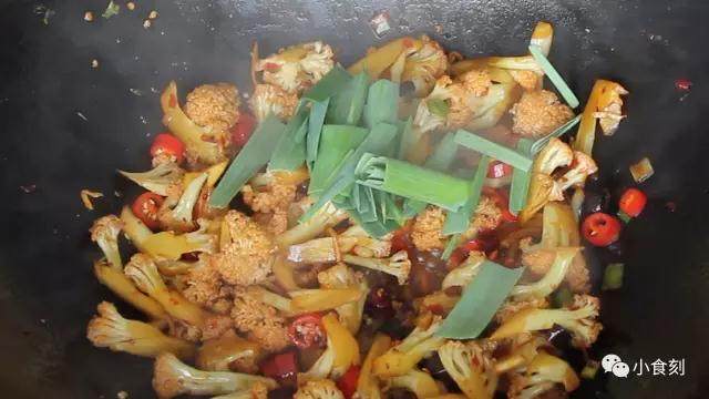 干锅花菜,放入青蒜翻炒出锅