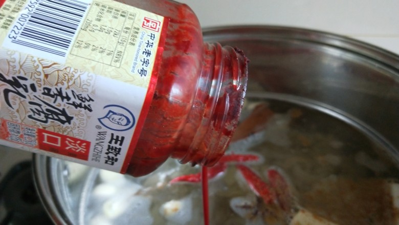 豆腐乳\多味儿\猪皮冻,加入一块<a style='color:red;display:inline-block;' href='/shicai/ 4300'>豆腐乳</a>,在倒入适量汤汁。