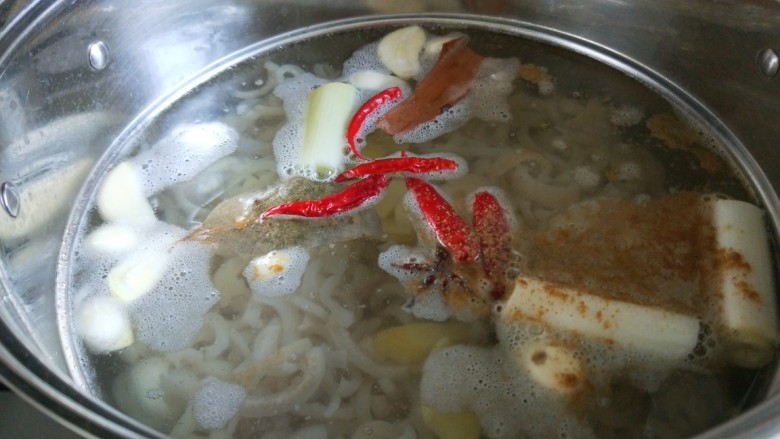 豆腐乳\多味儿\猪皮冻,猪皮倒入桶锅,加入调料。