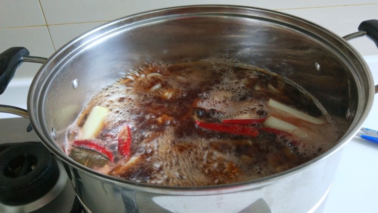 豆腐乳\多味儿\猪皮冻,倒入15生抽,15酱油,一点点老抽,15克料酒,大火烧开转小火慢炖两个多小时,汤汁浓稠即可。
