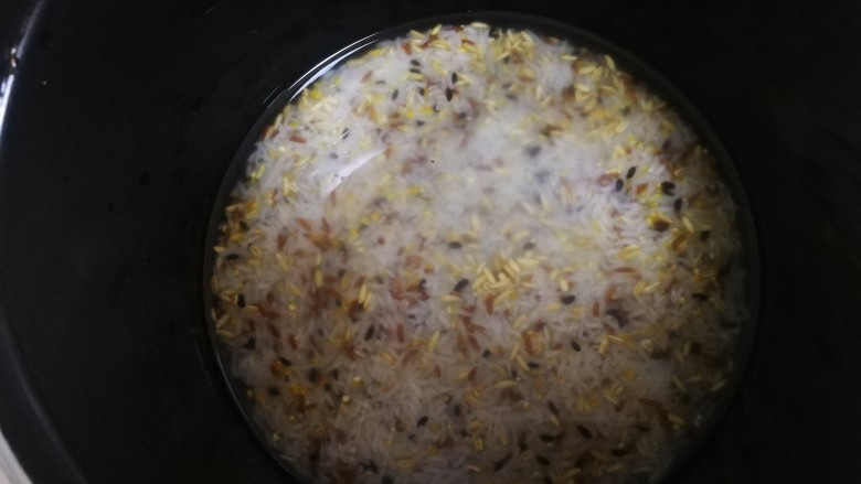 杂粮饭,洗干净,放入锅中,放入和平时煮饭一样啊水,按煮饭键