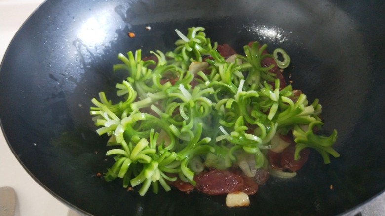 广味儿香肠\炒芥蓝花,倒入芥蓝花炒熟,放入一克盐,一克<a style='color:red;display:inline-block;' href='/shicai/ 813'>鸡粉</a>,倒入水淀粉勾芡即可出锅。