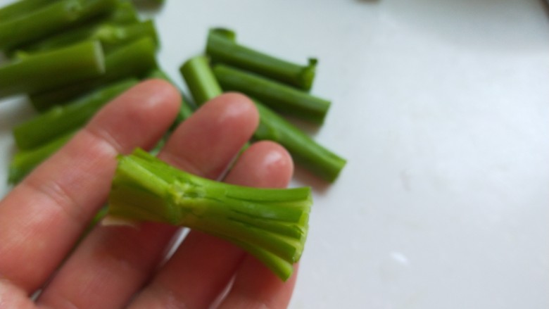 广味儿香肠\炒芥蓝花,片完一头在片另一头,中间不能片断。
