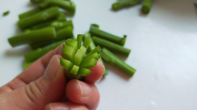 广味儿香肠\炒芥蓝花,在用小刀横片两刀,竖片两刀,如图所示。