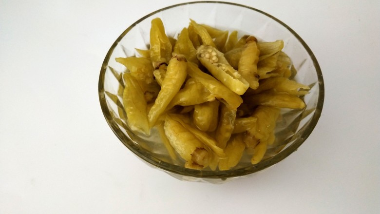 泡椒凤爪,泡椒对半剪开