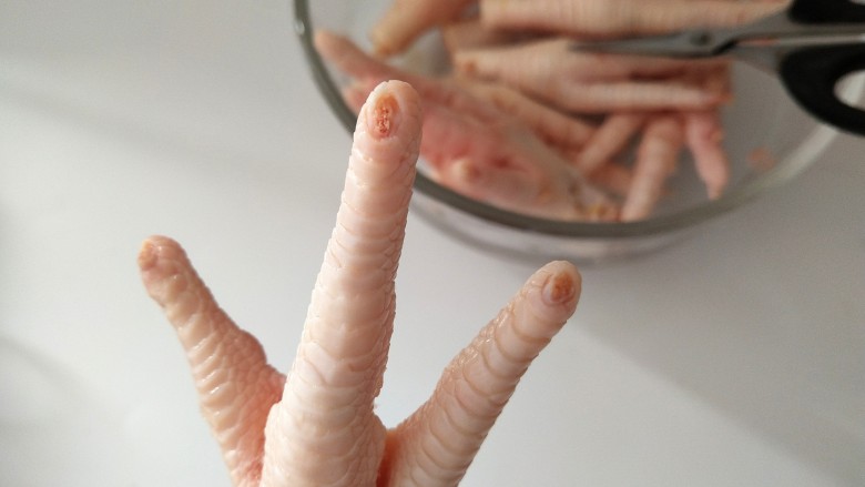 泡椒凤爪,<a style='color:red;display:inline-block;' href='/shicai/ 89'>鸡爪</a>剪去指甲