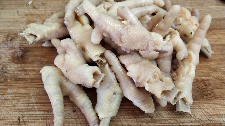 泡椒凤爪,将其对半切开，放入碗里