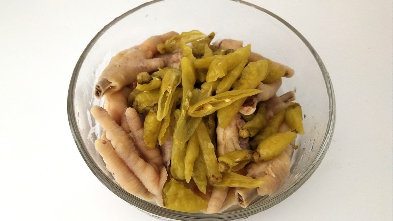 泡椒凤爪,加入泡椒(带水