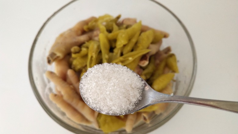 泡椒凤爪,加入<a style='color:red;display:inline-block;' href='/shicai/ 3729'>白糖</a>、<a style='color:red;display:inline-block;' href='/shicai/ 715'>白醋</a>