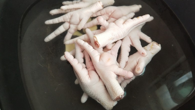 泡椒凤爪,鸡爪凉水下锅，加入姜片煮8-10分钟