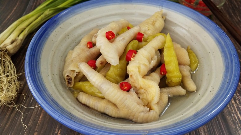 泡椒凤爪,放了一点小米椒装饰