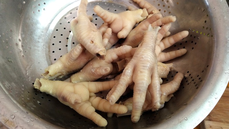 泡椒凤爪,冲凉水，再放入凉白开中浸泡15分钟