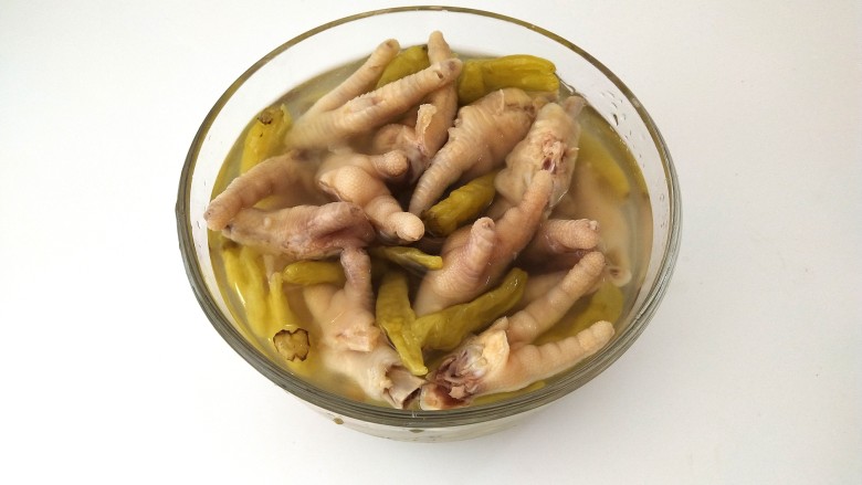 泡椒凤爪,没过食材的凉白开拌匀