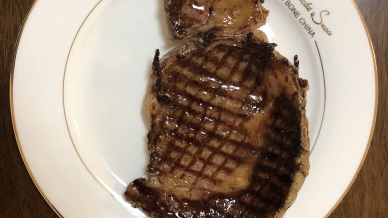 加拿大谷饲肉眼牛排,煎完牛排后,取出牛排,再加入喜欢的配菜煎2-3分钟。(<a style='color:red;display:inline-block;' href='/shicai/ 23'>土豆</a>和西兰花要在水里预先煮熟,有烤箱也可以直接用烤箱。)