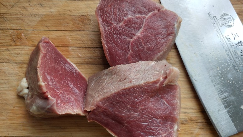 凉拌牛肉,牛肉泡出血水,切块。