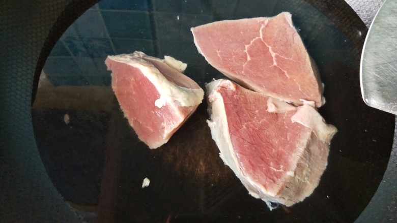 凉拌牛肉,锅内放冷水,牛肉冷水下锅,大火烧开。