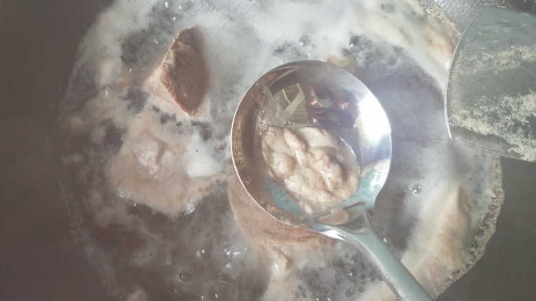 凉拌牛肉,焯水,捞出浮沫。