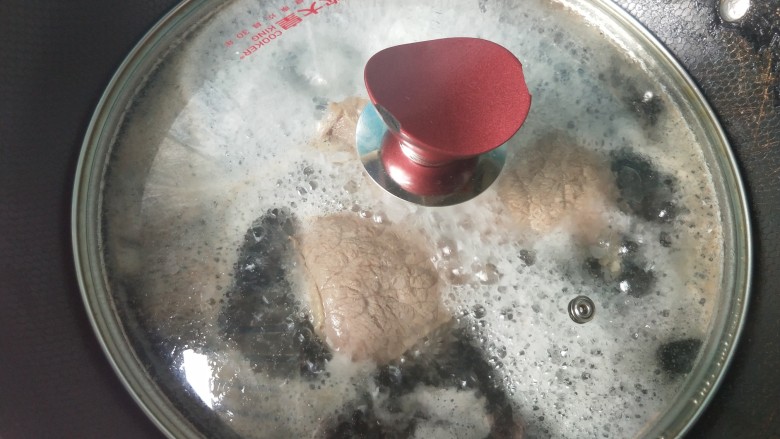 凉拌牛肉,盖上锅盖,中小火煮40分钟。