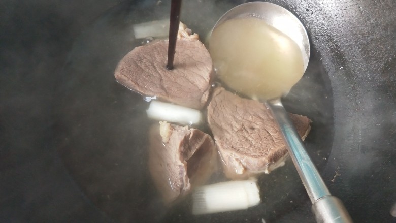 凉拌牛肉,牛肉煮了40分钟,可以捞出来了。