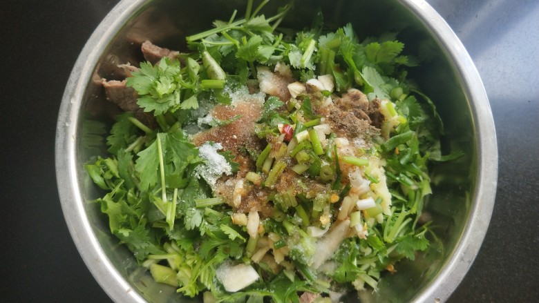凉拌牛肉,放入味极鲜酱油,老陈醋,小麻油。