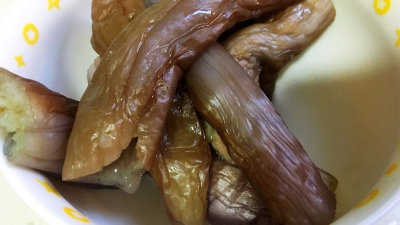 宴席菜-很随性的摆盘-凉拌茄子,出锅去皮,撕成条