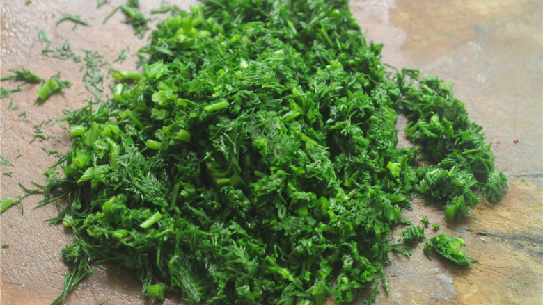 茴香蚕豆,沥干水,切成细末