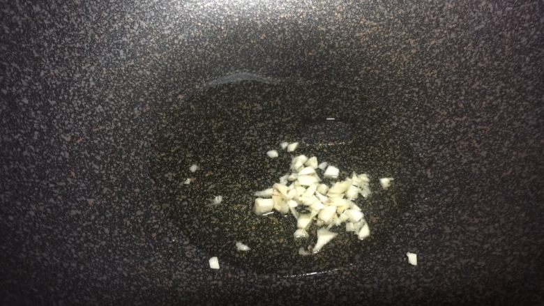 蟹黄豆腐羹(蛋黄豆腐汤),蒜末爆香