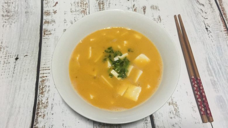 蟹黄豆腐羹(蛋黄豆腐汤),美味的蛋黄豆腐汤做好了。