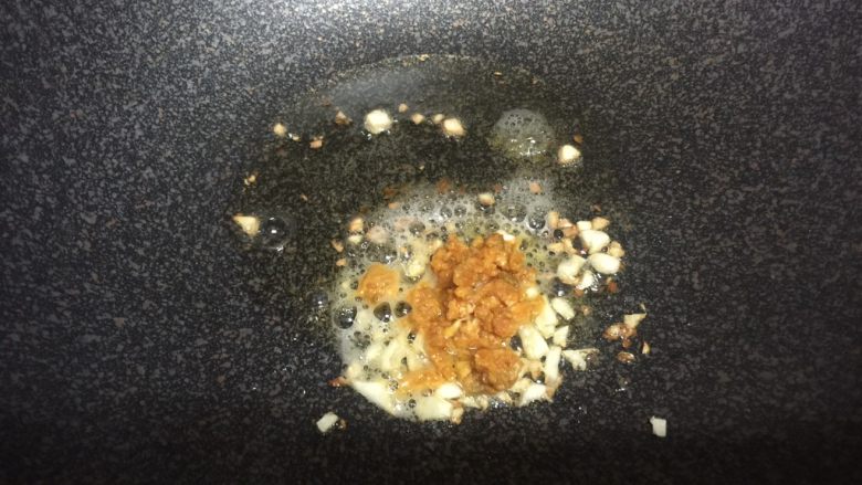 蟹黄豆腐羹(蛋黄豆腐汤),加入碾碎的蛋黄碎,再加入碾碎的蛋白。