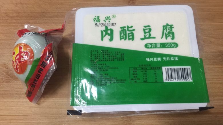 蟹黄豆腐羹(蛋黄豆腐汤),食材备好待用