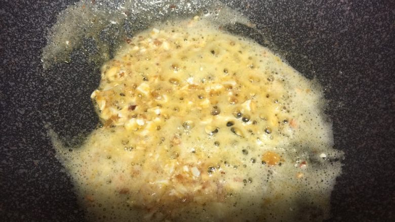 蟹黄豆腐羹(蛋黄豆腐汤),加入适量清水