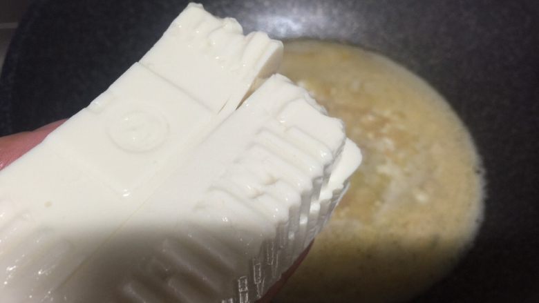 蟹黄豆腐羹(蛋黄豆腐汤),煮开水后将豆腐切成小块放入锅里