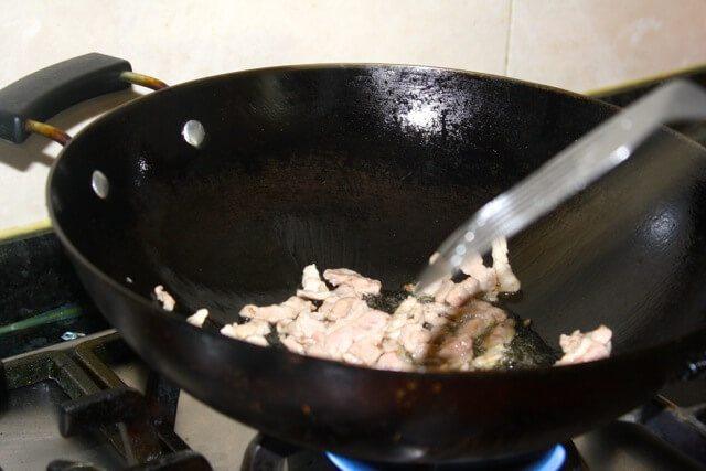 炸春卷,热油先炒瘦肉丝,先炒个1-2分钟,炒出肉香味。