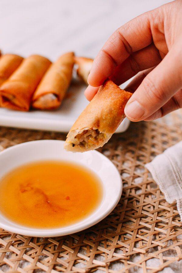 炸春卷,蘸料蘸着吃,松脆鲜香。