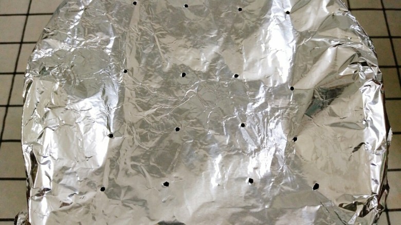 菠萝季节,赶紧来一份菠萝果酱,为了预防搅打时果酱甩出来溅到发热管,上面可以盖个锡纸,锡纸上面用牙签戳几个小洞有助于散热,按下启动键。