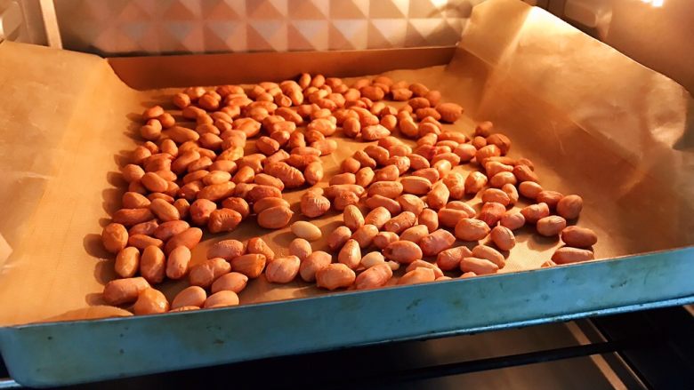 香脆怀旧小零食——鱼皮花生豆,放入预热好的烤箱里150度10分钟左右(最好中途尝一下没有生味即可)
