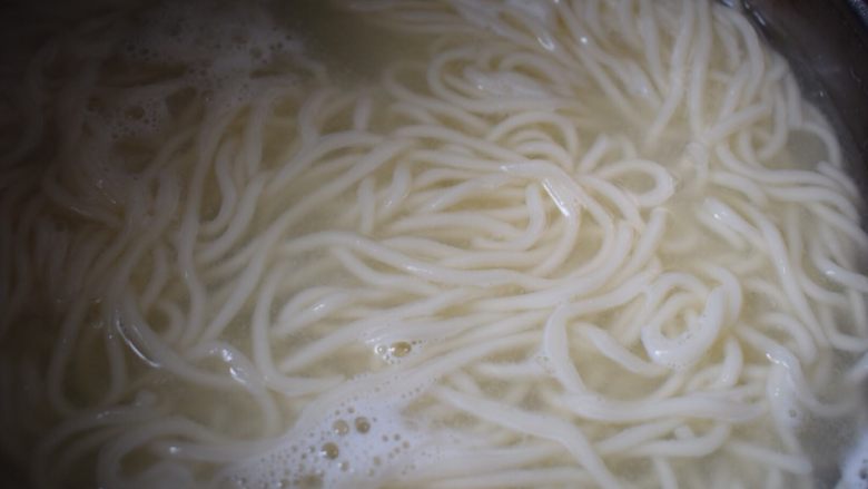 葱油小面,煮面过程要搅动几下以免粘粘,大约12分钟就熟了。关火。