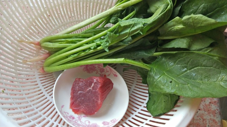 砂锅菠菜牛肉粥,准备好<a style='color:red;display:inline-block;' href='/shicai/ 117'>菠菜</a>和<a style='color:red;display:inline-block;' href='/shicai/ 216'>牛肉</a>