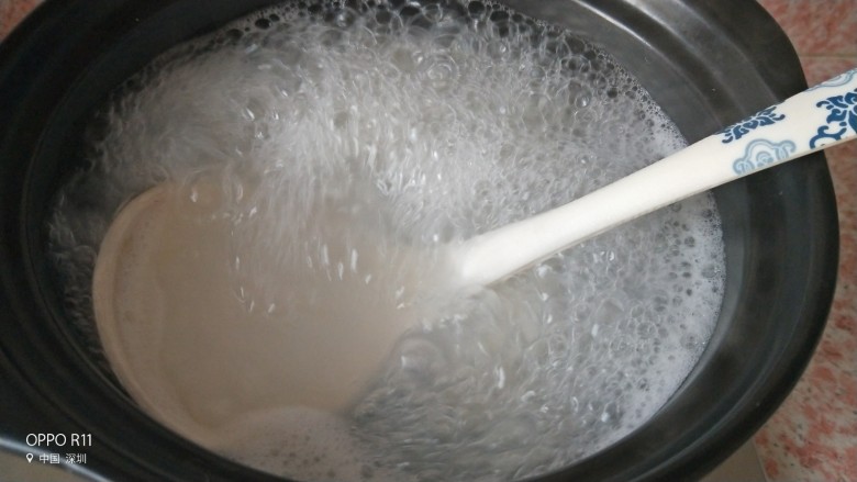砂锅菠菜牛肉粥,中间用勺子搅拌几次,以免米粒粘在锅底