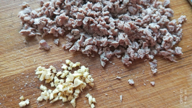 砂锅菠菜牛肉粥,再把牛肉剁碎备用,再剁一点姜末备用