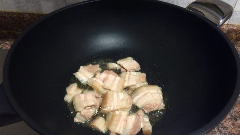 藿香竹笋小炒肉,放入五花肉煸炒至肉微卷,表面微微发黄。