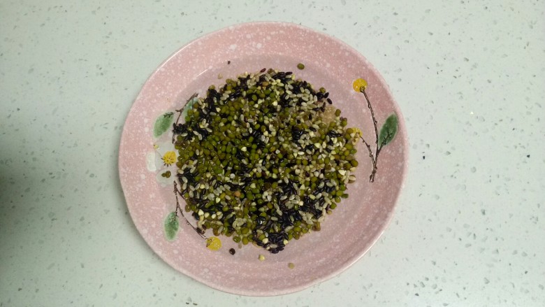 绿豆糙米黑白巧克力糊,上述材料用清水洗净。