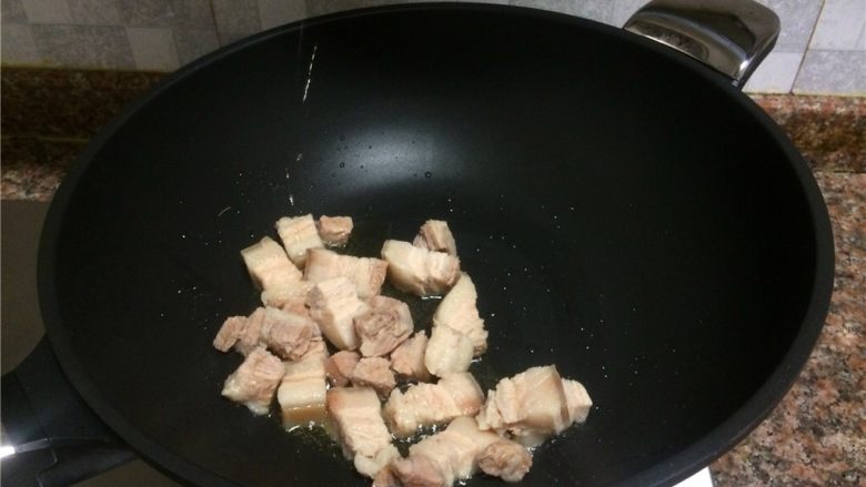 芸豆竹笋红烧肉,放入五花肉煸出油，且肉表面微微发黄。