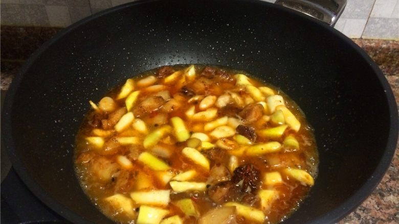 芸豆竹笋红烧肉,倒入适量清水煮开,火稍微关小一点煮至汤汁浓稠。