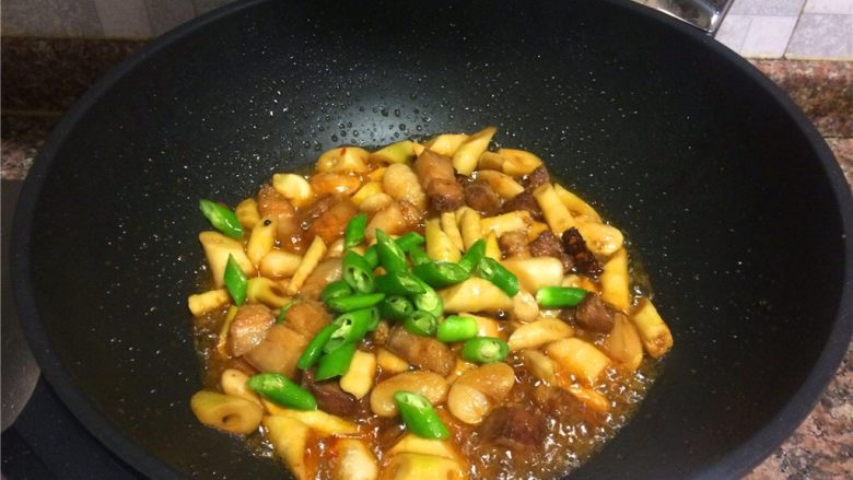 芸豆竹笋红烧肉,倒入适量<a style='color:red;display:inline-block;' href='/shicai/ 788'>生抽</a>和盐翻炒10秒,最后放入青椒翻炒10秒即可出锅。