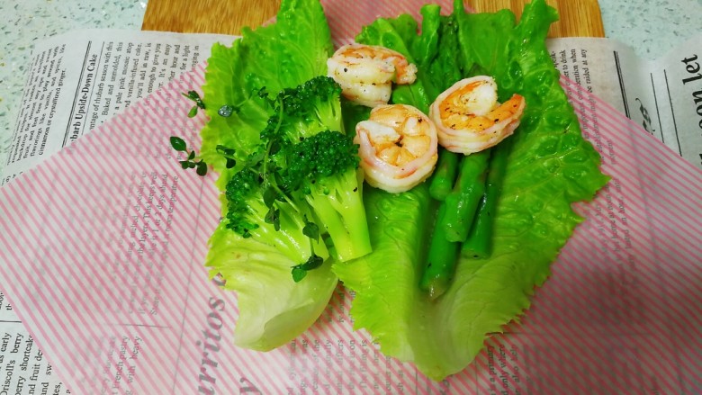 母亲节~沙拉花束,把沙拉食材按一定顺序摆放在生菜上面。