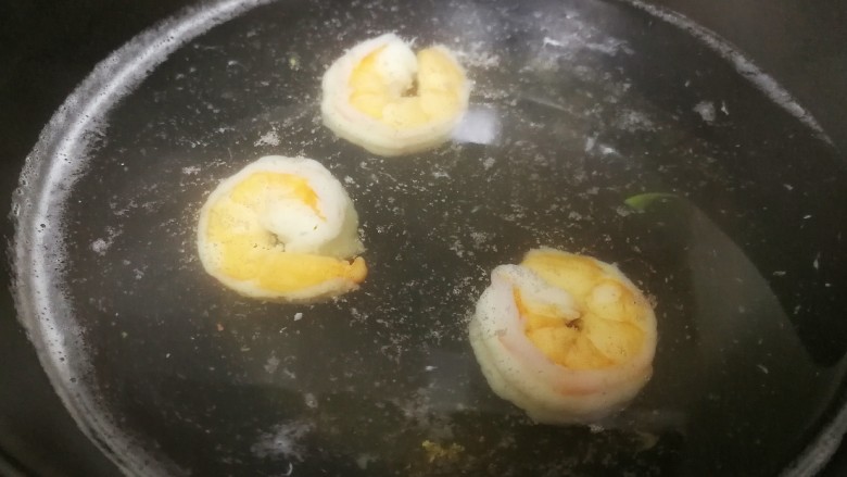 母亲节~沙拉花束,虾仁入热水锅汆熟,捞起备用。